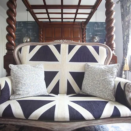 Old Embassy House 3*